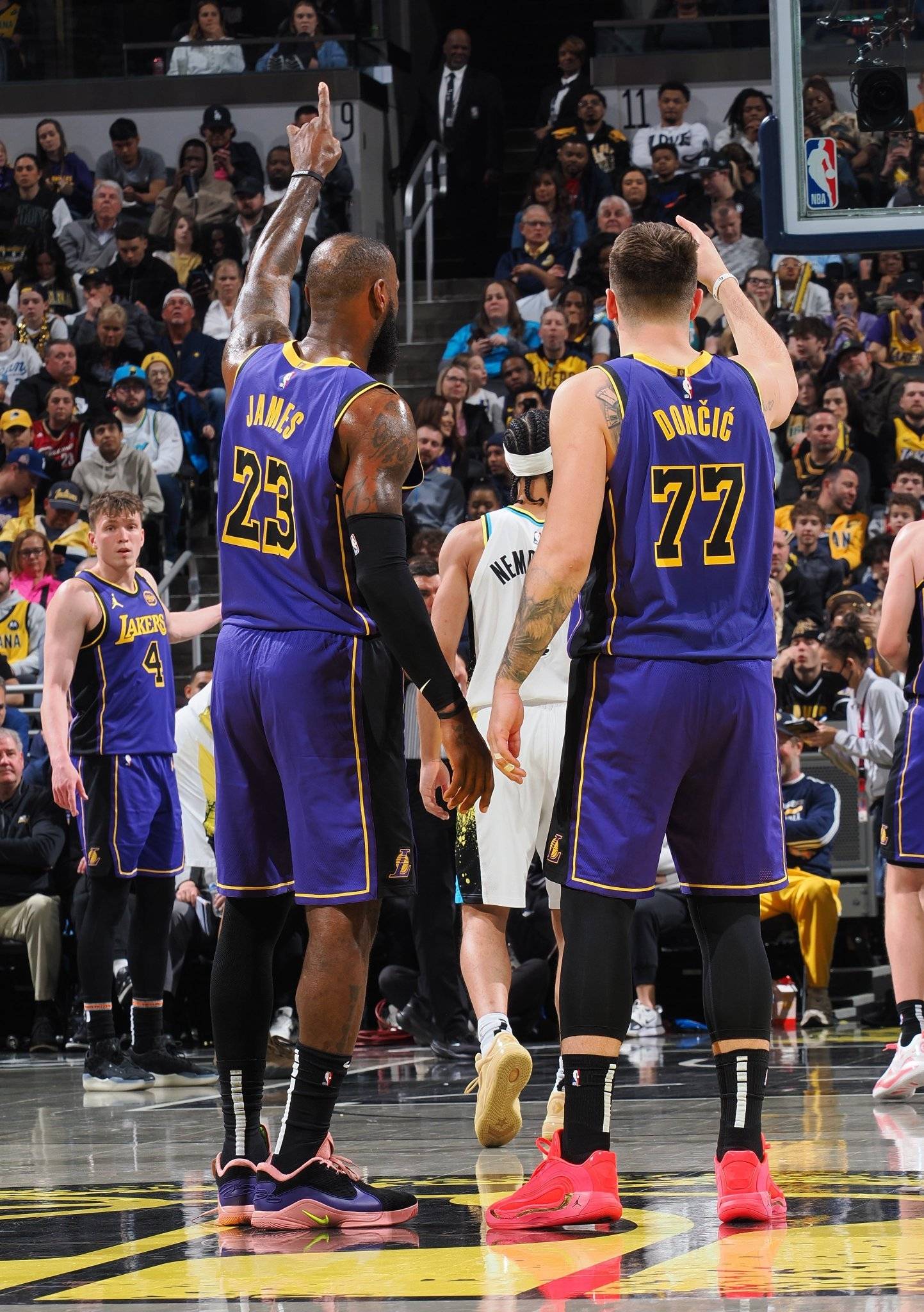 包含詹姆斯回归赛场,出色防守首场状态亮眼,湖人观众沸腾!的词条 包含詹姆斯回归赛场,出色防守首场状态亮眼,湖人观众沸腾!的词条